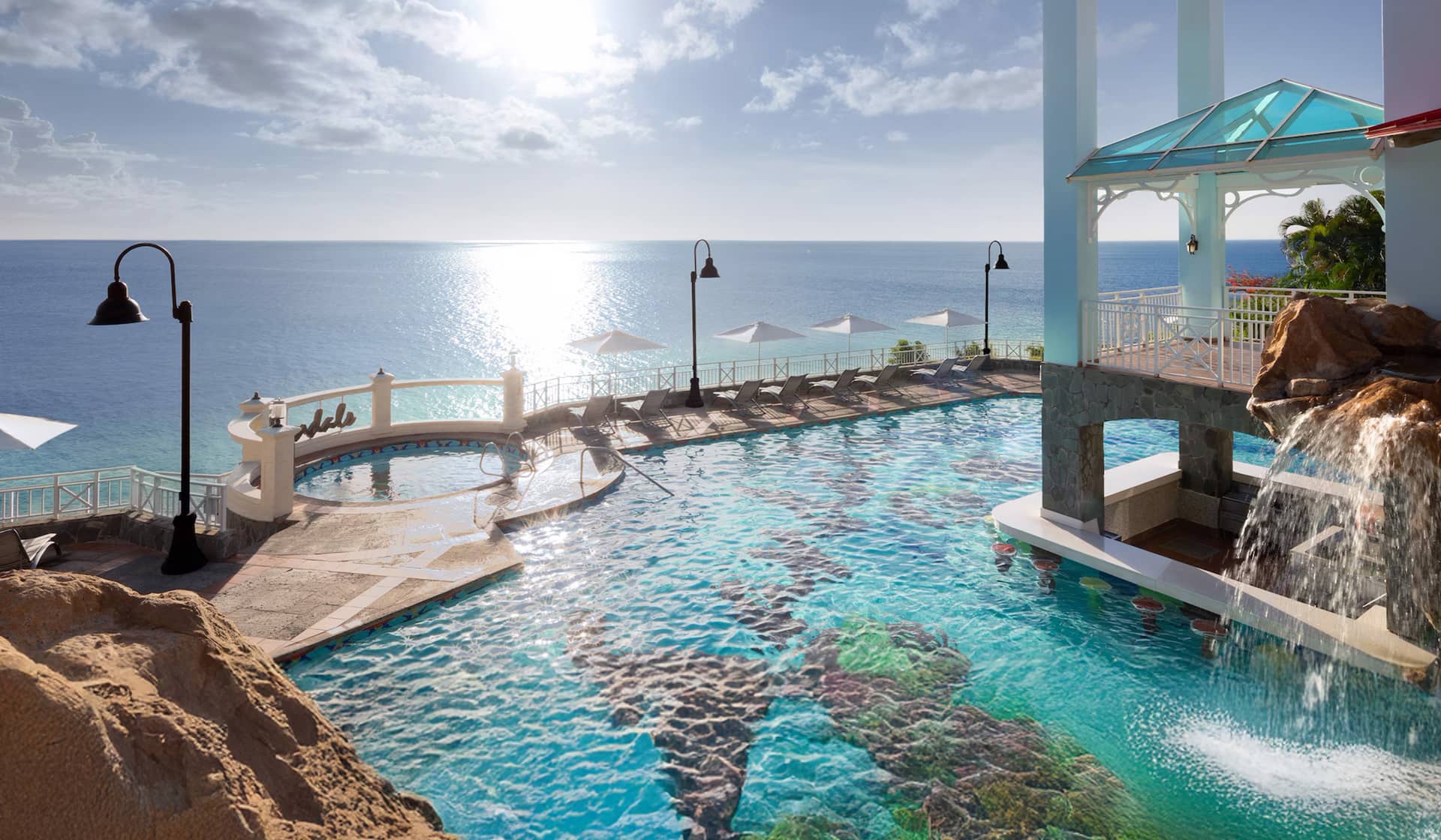 piscine au bord de la mer